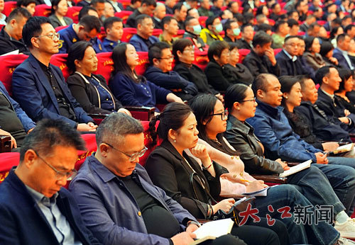 11月14日上午,宜春市广大干部聚精会神聆听宣讲报告。本报全媒体记者邹海斌摄