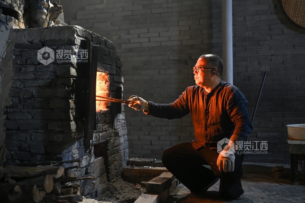 采用古法柴烧的传统工艺烧制瓷器。