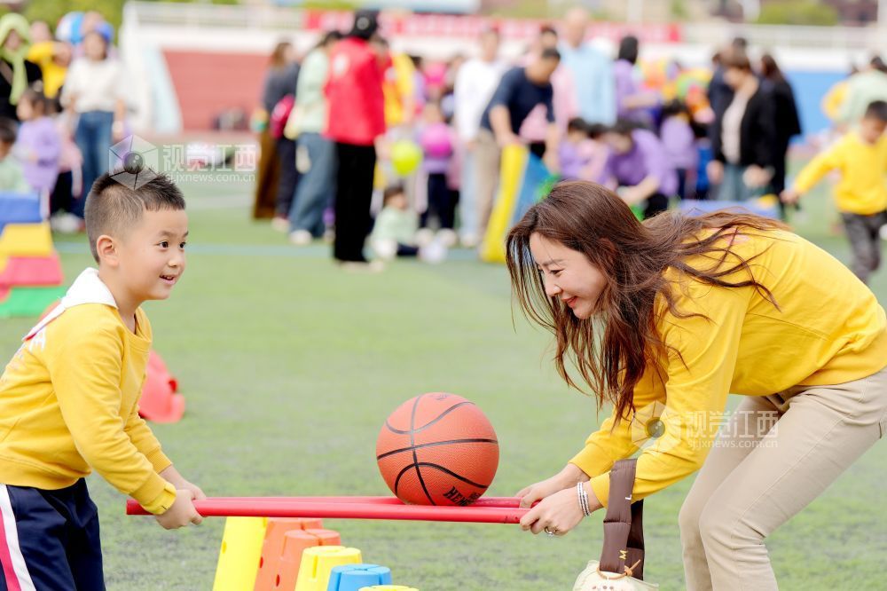 11月13日，一场以“欢乐总动员 亲子向前冲”为主题的亲子趣味运动会在江西省宜春市上高县第八幼儿园举行。