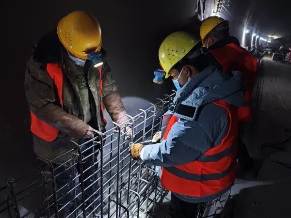 工人正在施工。黑龙江省交通运输厅供图