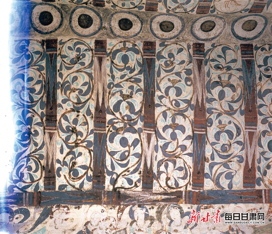 西千佛洞第10窟　人字披后披　缠枝忍冬莲荷纹人字披　北周（敦煌研究院供图）