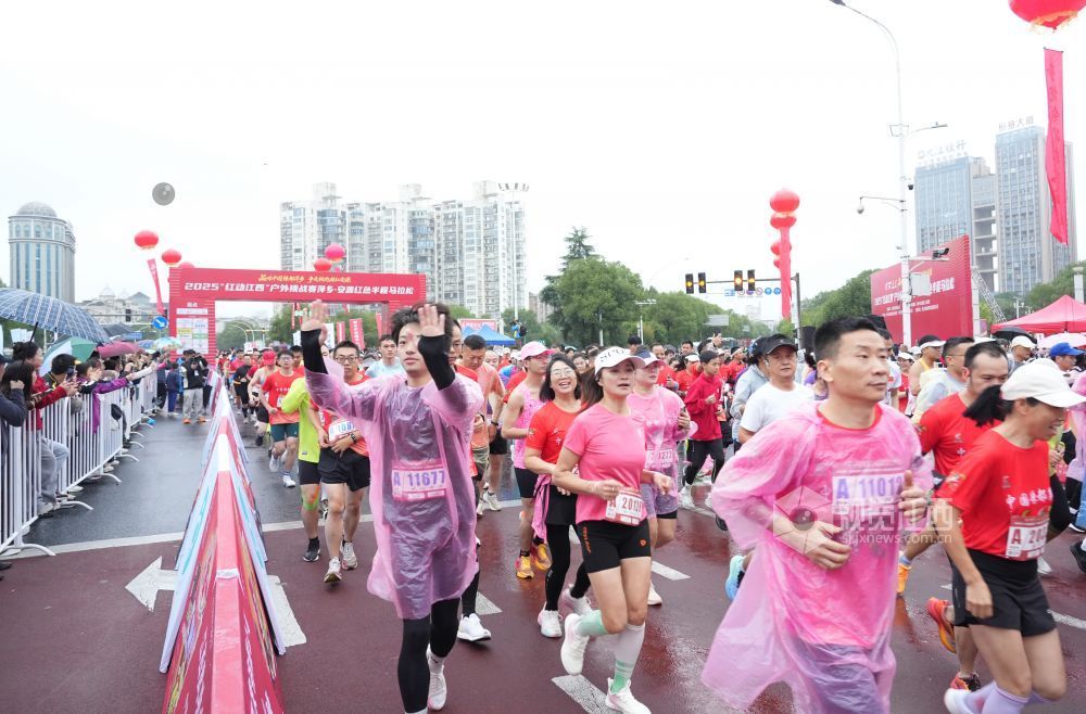 萍乡·安源红色半程马拉松激情开跑。