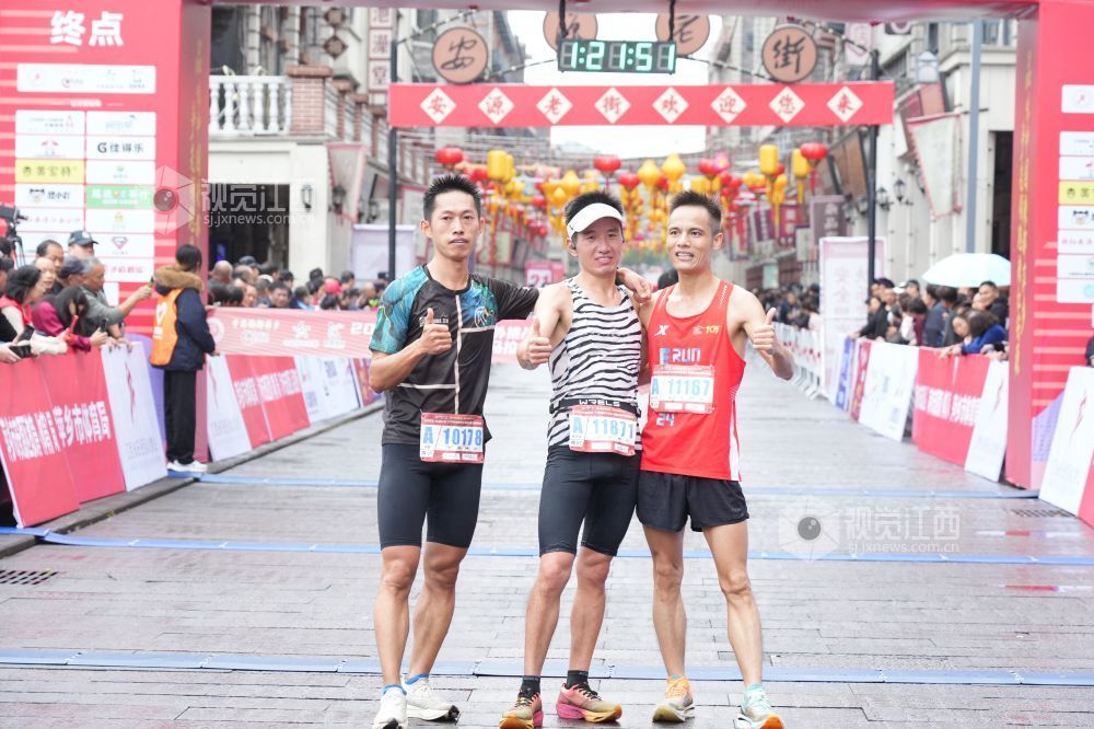 跑者完赛合影。