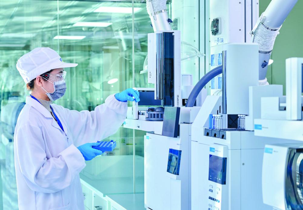 在河北省乳制品产业技术研究院实验室里,科研人员正在进行益生菌功能成分研究。