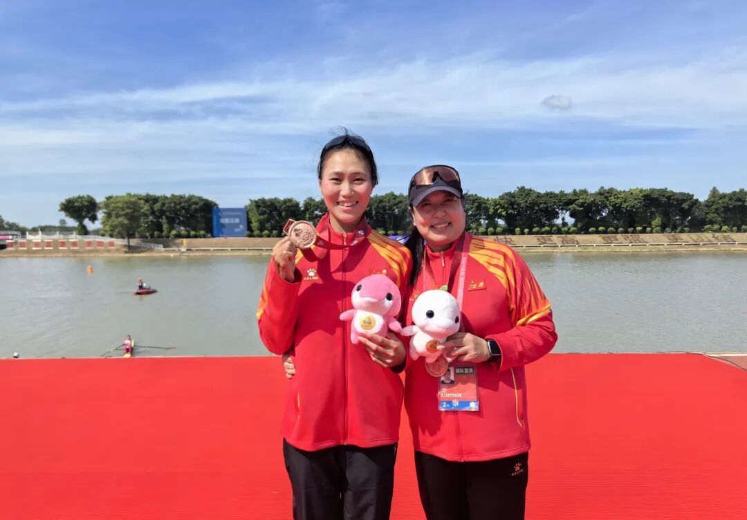 (左:李琰,右:女子赛艇队主教练肖冬梅)