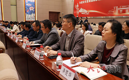 11月12日上午,景德镇陶瓷大学教职工在认真聆听宣讲报告。本报全媒体记者张 愉摄