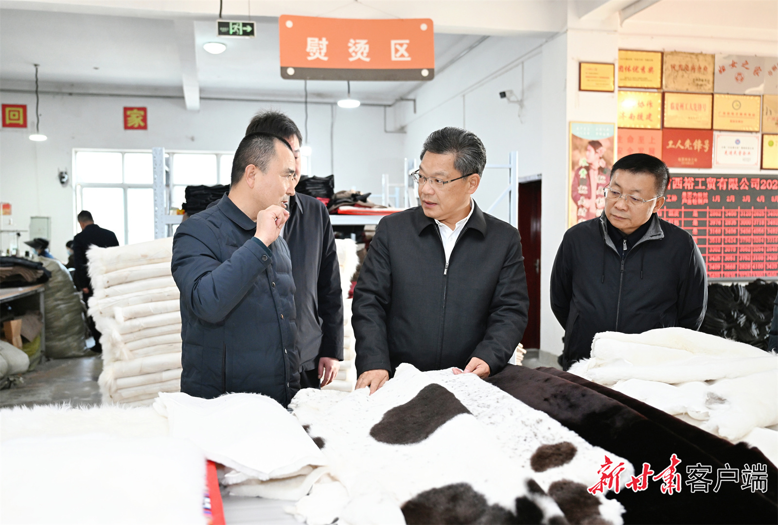 11月13日，省委副书记、省长任振鹤在广河县调研。新甘肃·甘肃日报记者　盛学卿