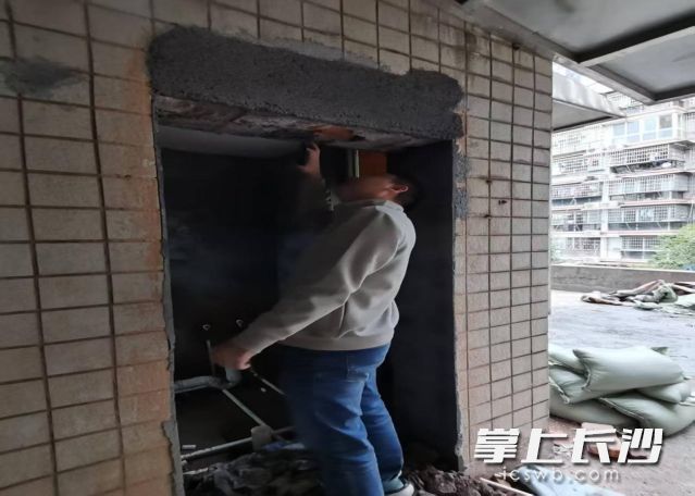 工作人员正在一处施工现场进行隐患排查。 长沙晚报通讯员 宋进源 供图