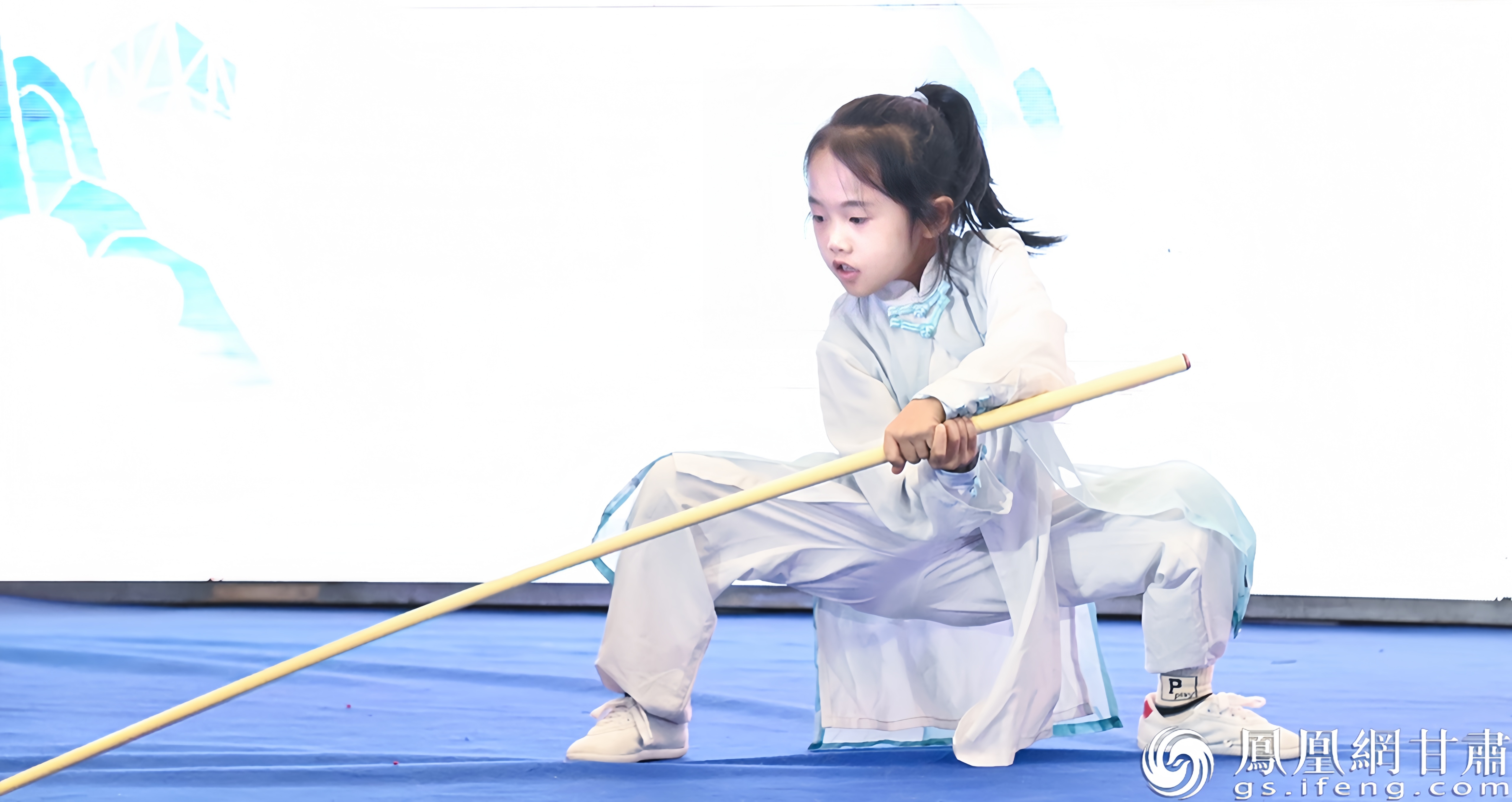 武动天下国术馆小学员展示功夫 王婷 摄