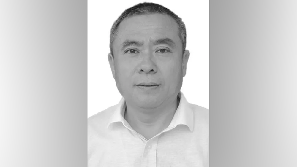 江西临川三中党总支书记梅军水查看教学楼屋顶漏水时意外坠楼，不幸去世