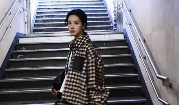 陈都灵回眸惊艳。