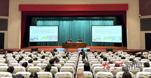 11月12日下午,学习贯彻党的二十届四中全会精神省委宣讲团报告会在萍乡市举行。 江西日报全媒体记者 陈记昌摄