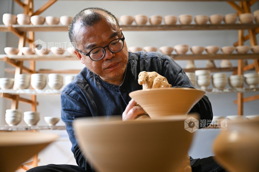 10月29日,吉安县天祥公园耕泥坊,国家级非物质文化遗产代表性传承人伍映山正在拉坯。