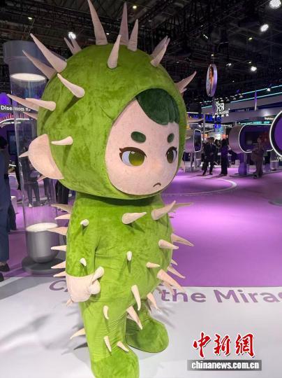 企业展台上的IP形象　李秋莹　摄