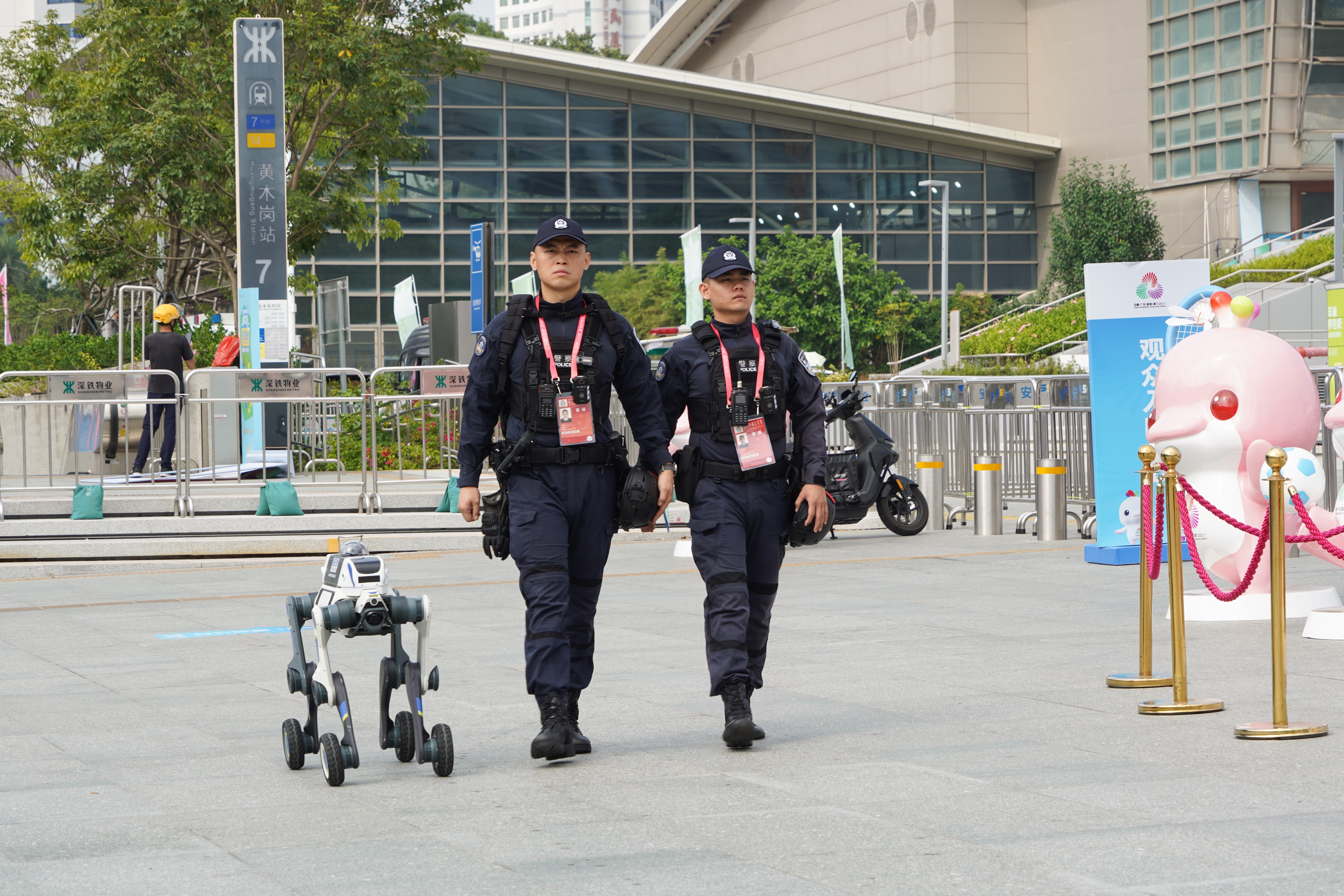 四足机器人“机器狼”与执勤警力协同巡逻