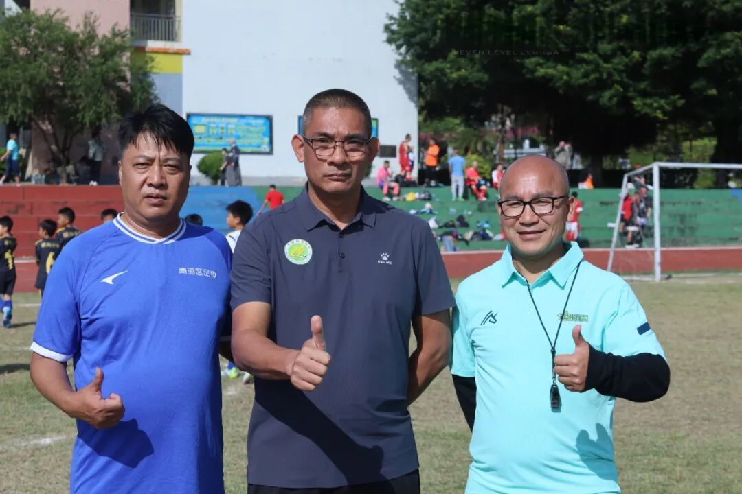 黄家全教练(右一)带领团队为学员展开3天的足球特训