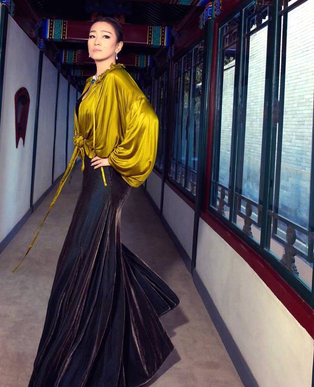 巩俐在走廊里行走。