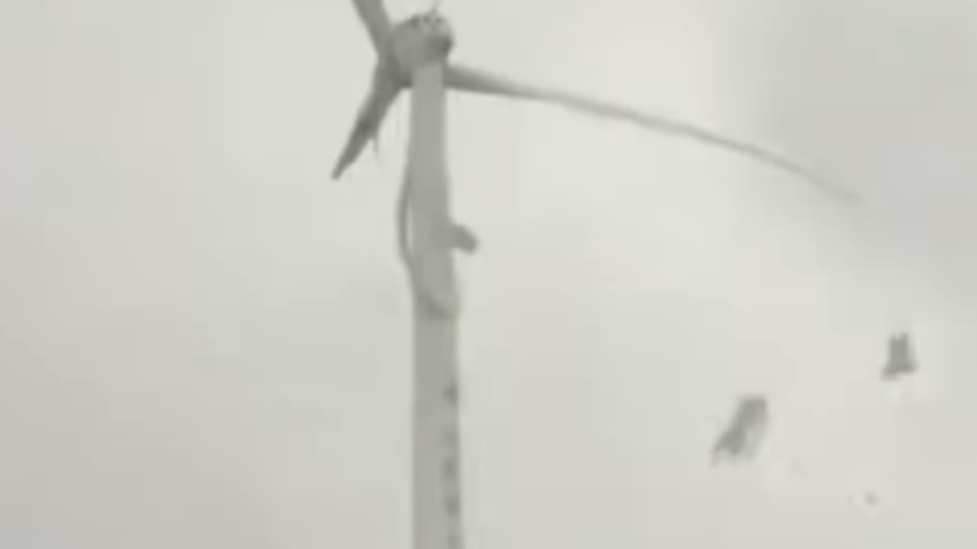 江西一风力发电机叶片断裂，居民担心有吸入玻璃纤维风险，管理方回应：具体原因还在调查，身体有损害先去医院保留证据