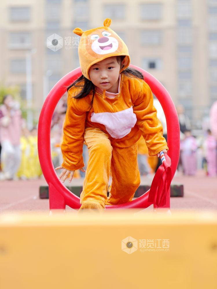 11月11日,一场以“萌娃遇卡通 运动趣无穷”为主题的亲子运动会在江西省宜春市上高县第二幼儿园举行。