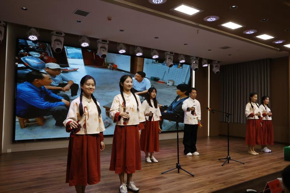 图为比赛现场几名村民在演讲。席彦兵摄