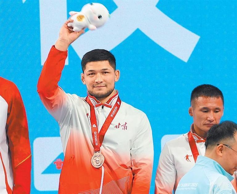 木黑特·吐尔逊别克在颁奖仪式上