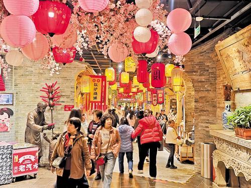 10月29日，游客在唐山宴饮食博物馆游玩。 本报记者 史晓多摄