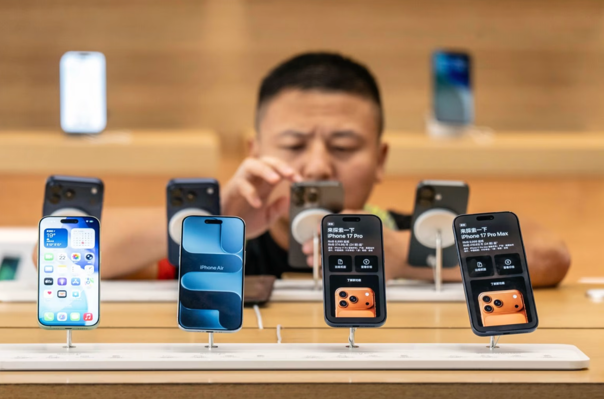 iPhone Air(左二)被誉为苹果最薄手机