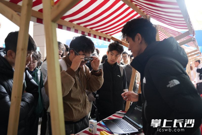 中南大学AI穿戴设备展台吸引了大家的目光。