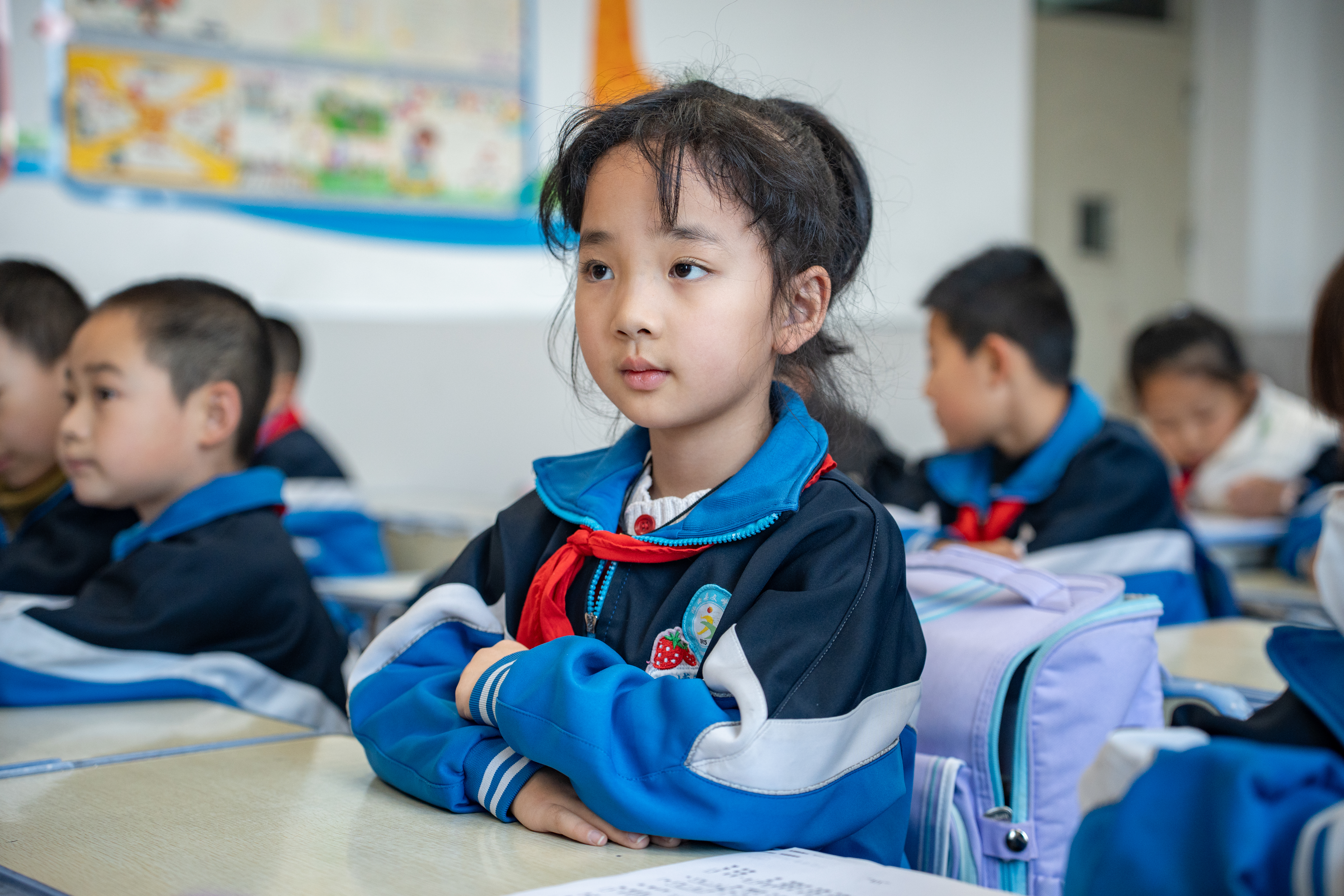 陇西县文峰小学的孩子们认真聆听铁路志愿者授课