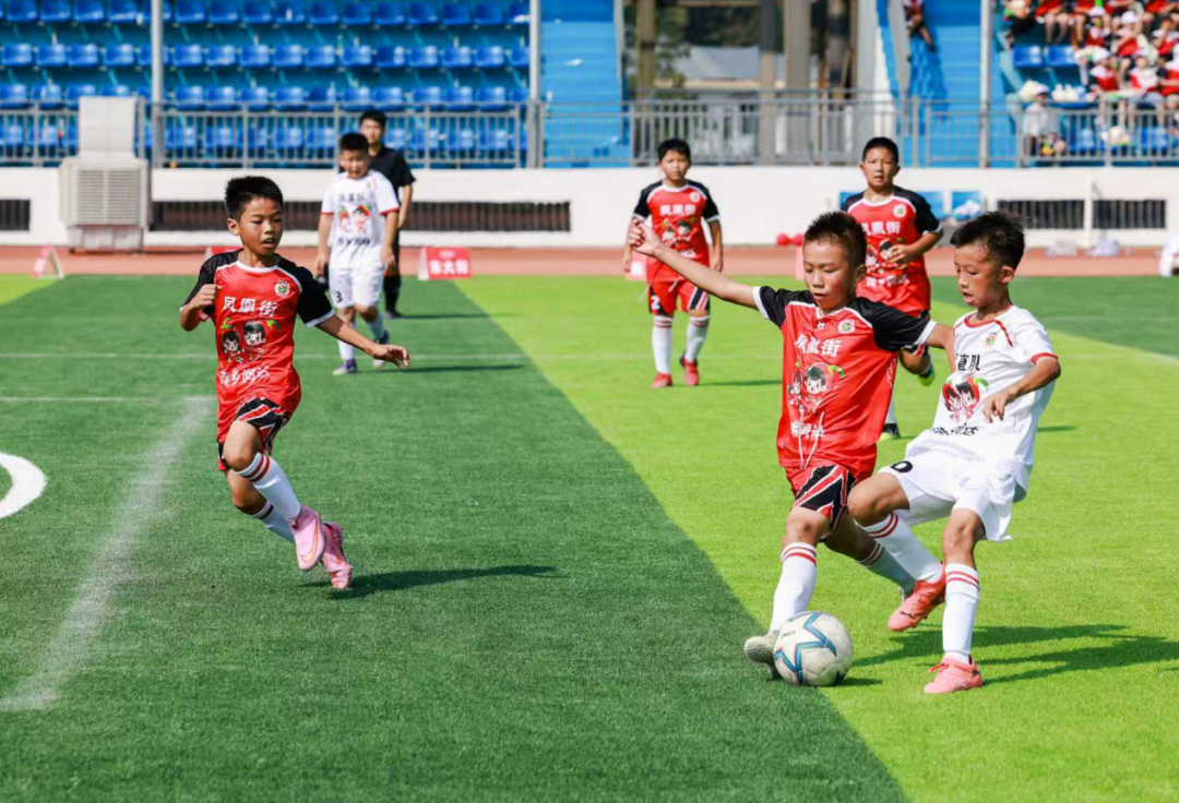 江西省萍乡市安源区“辣红安源 星火校超”足球联赛比赛现场。安源区委宣传部供图