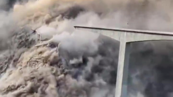 四川阿坝红旗桥垮塌，现场腾起巨大烟尘