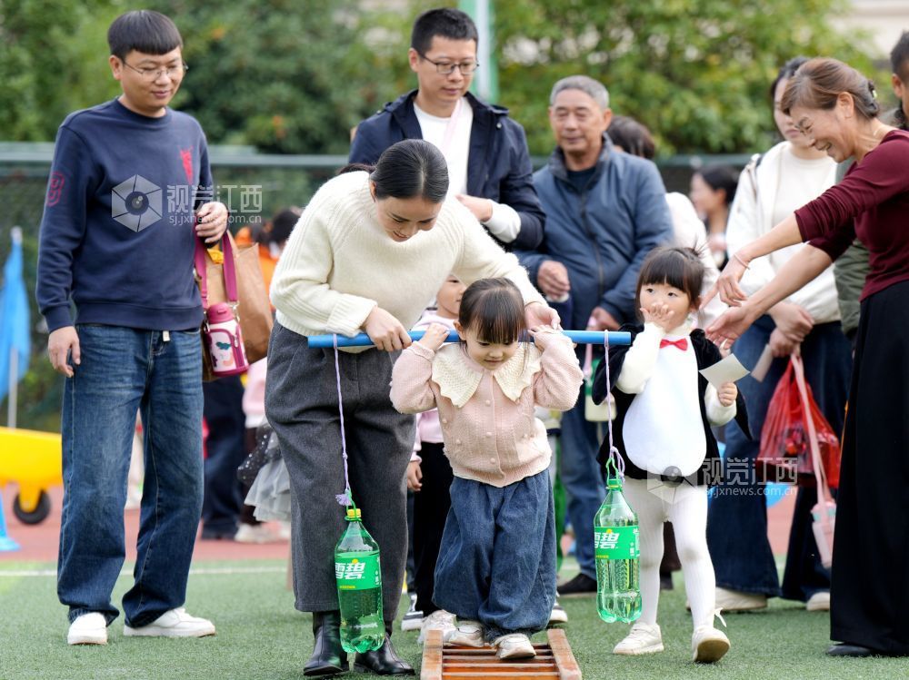 11月11日,一场以“萌娃遇卡通 运动趣无穷”为主题的亲子运动会在江西省宜春市上高县第二幼儿园举行。