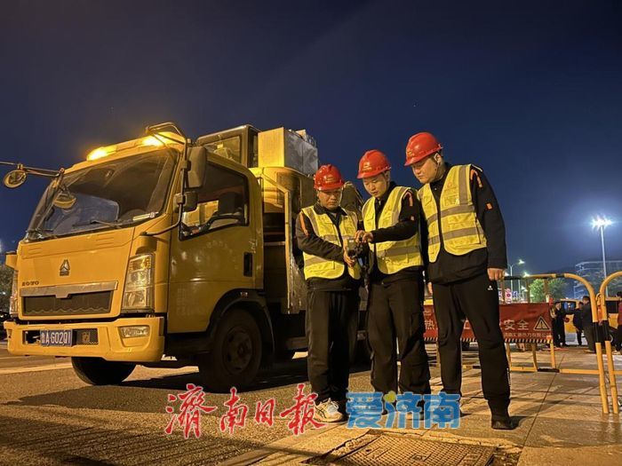 济南热力集团管线巡检工作人员