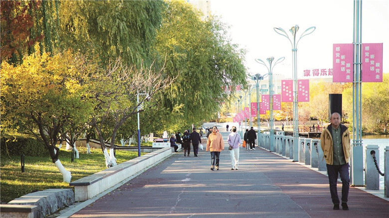 改造后的幸福公园绿化带和慢行道。