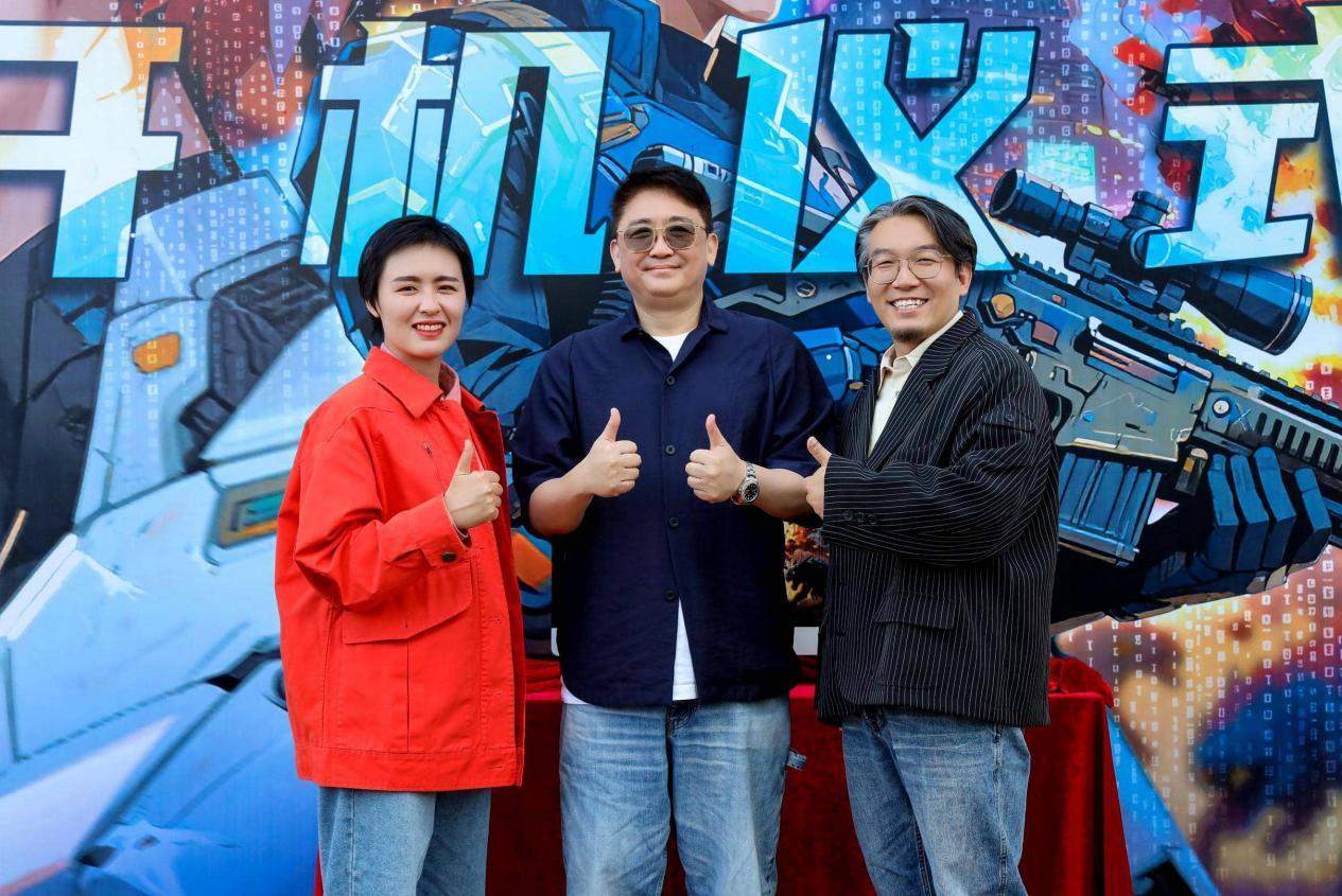 出品人周斯婕（左），监制钟少雄（中），导演许大鹏（右）