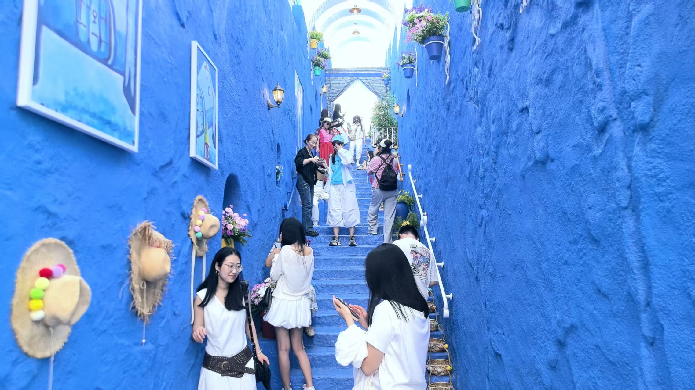 哈尔滨极地公园“蓝色小镇”成为热门打卡地