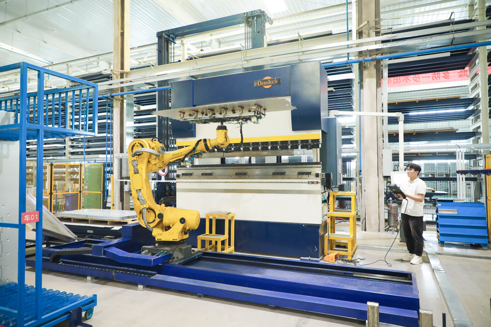 科林电气技术人员正在调试设备 李滢供图