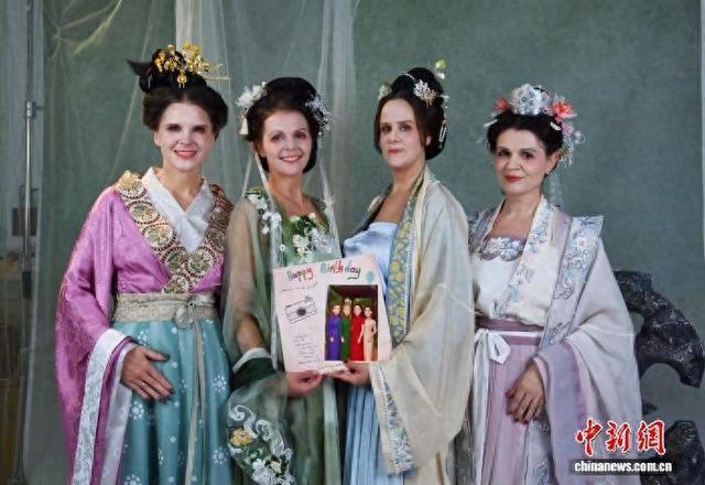 11月9日,吉林长春,几位来自德国的女士身着精美汉服拍摄写真。 中新社记者 张瑶 摄