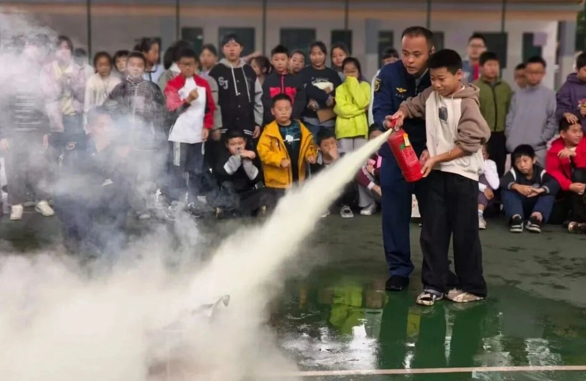 图为田家炳小学开展消防安全演练活动。施旗 摄