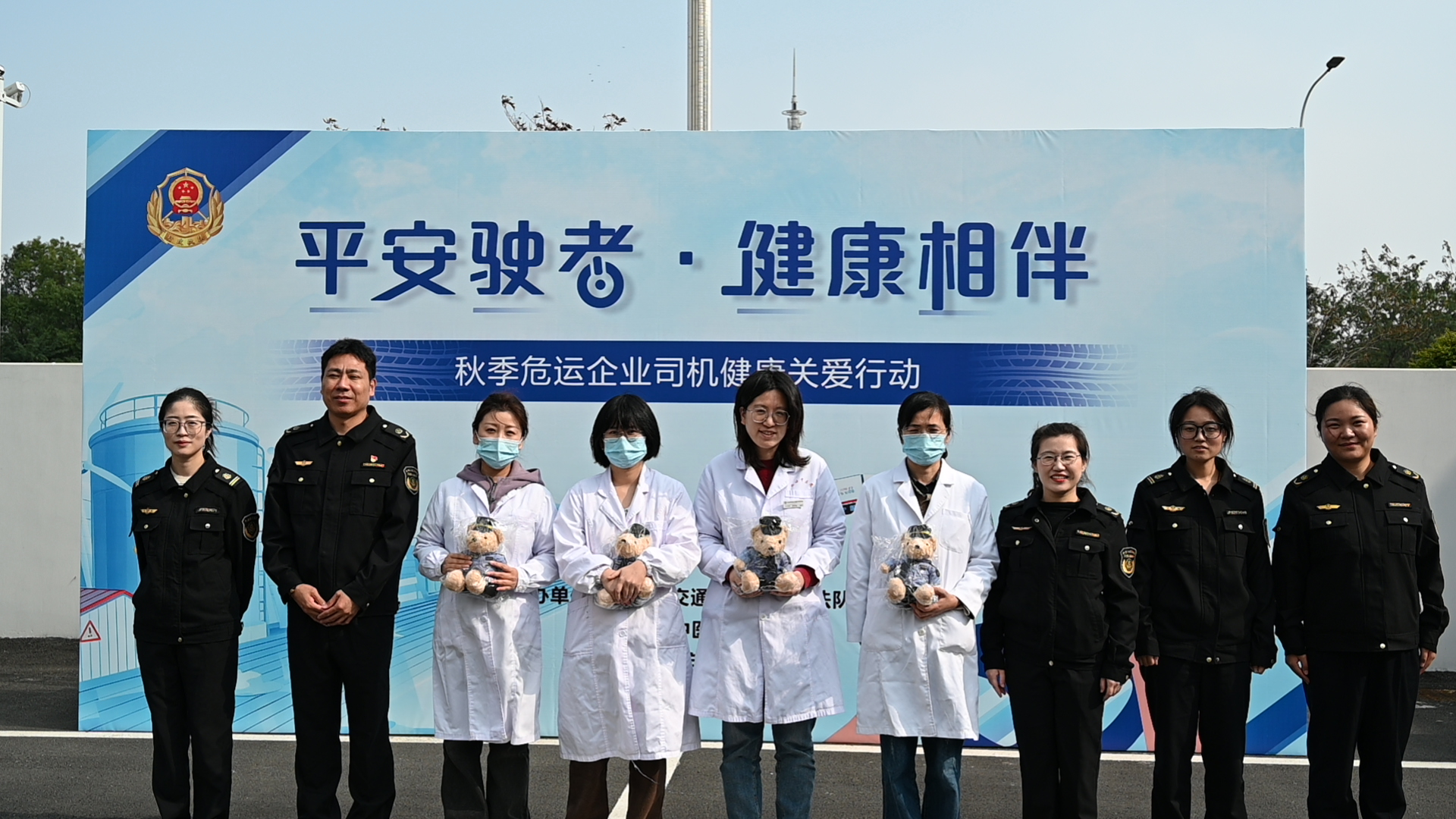 “平安驶者・健康相伴” 镇海区交通执法队开展货运司机秋季义诊活动