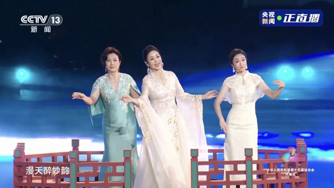 粤剧名家汪明荃（左）、粤剧表演艺术家曾小敏（中）与澳门青年粤剧演员麦晓柔（右）共同演绎经典广东音乐《彩云追月》。