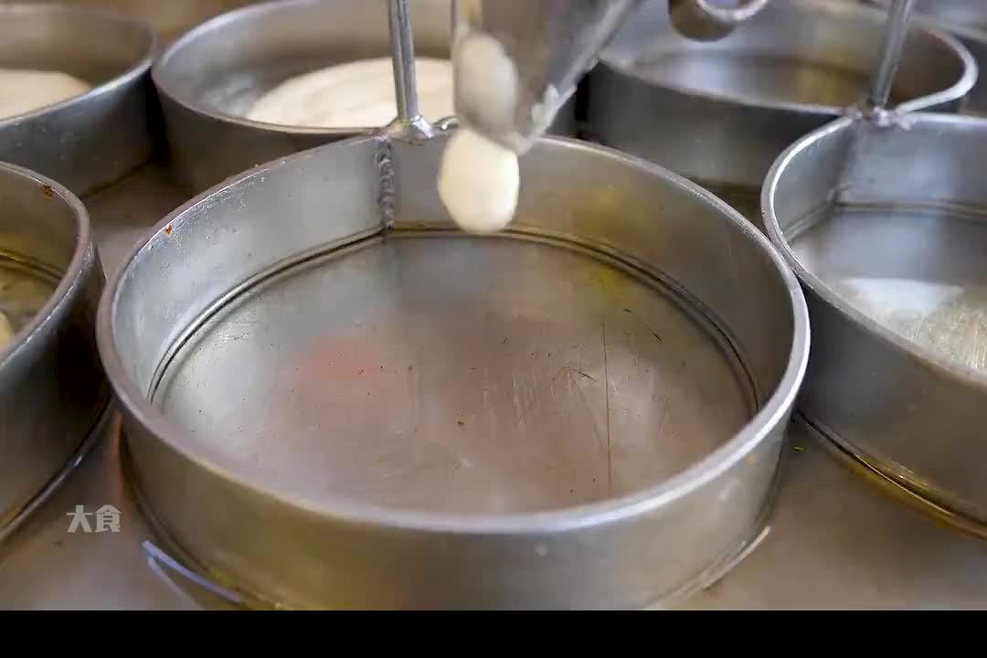 韩国街头特色糖煎饼，讲究的老板从不用手捏，是铁板上高热量嚼物