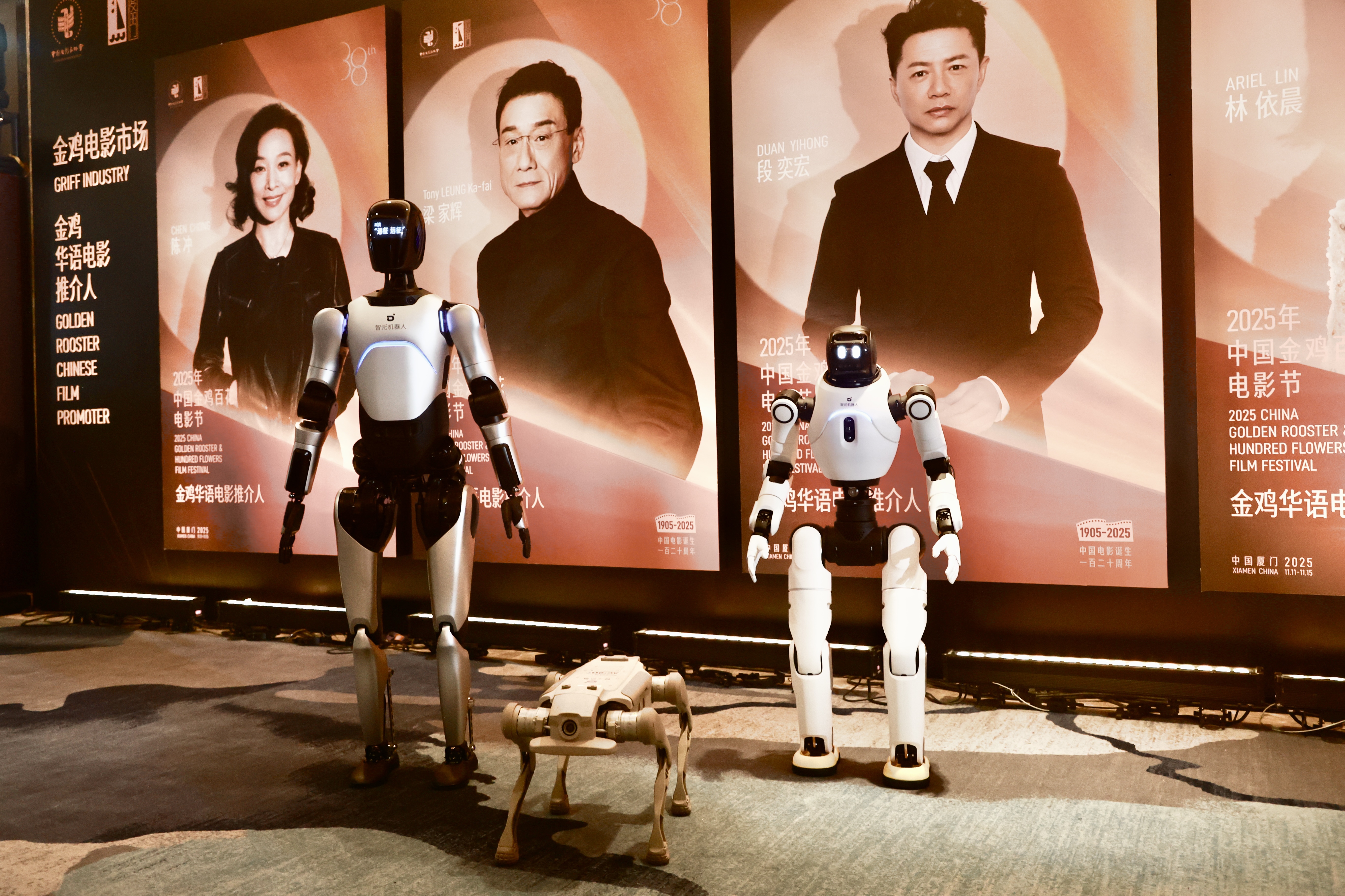 宋茜携智元灵犀X2亮相第38届中国电影金鸡奖，机器人献舞萌翻全场