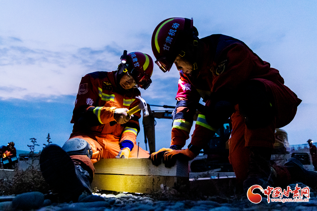 消防救援人员进行木支撑作业前准备工作