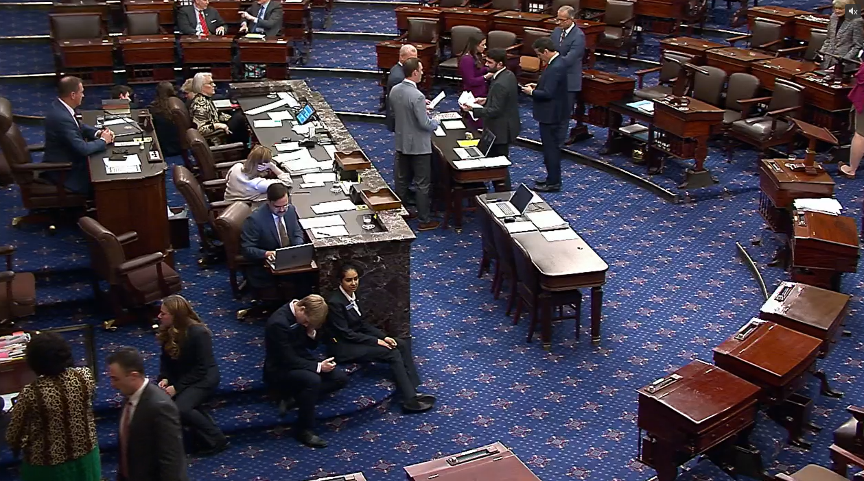 美参议院通过法案，美国史上最长政府停摆危机有望结束_凤凰网资讯_凤凰网