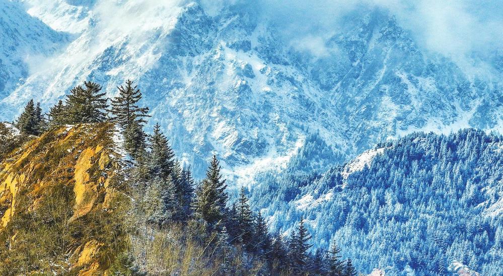 11月7日，一场大雪过后，祁连山国家公园张掖市肃南裕固族自治县马蹄乡段，峰峦间银装素裹、云雾缭绕，展现出祁连山独有的雄浑与壮美。