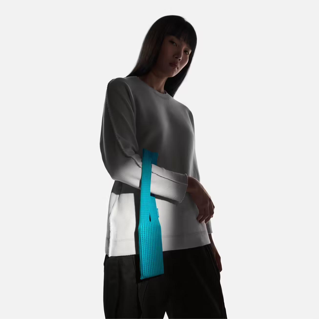 Apple-iPhone-Pocket-and-ISSEY-MIYAKE-peacock_inline.jpg.large_2x.jpg (1306&times;1306)