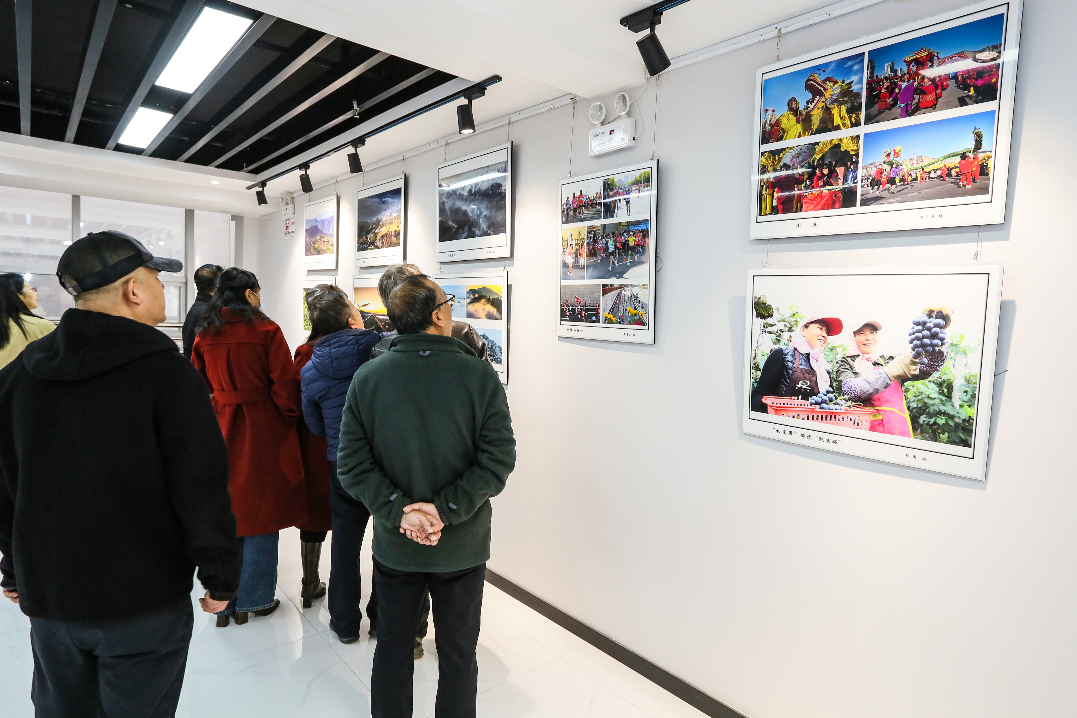 图3为摄影爱好者、市民及游客驻足观赏“聚焦镜头里的魅力崆峒”摄影作品展(崆峒区融媒体中心供图).jpg