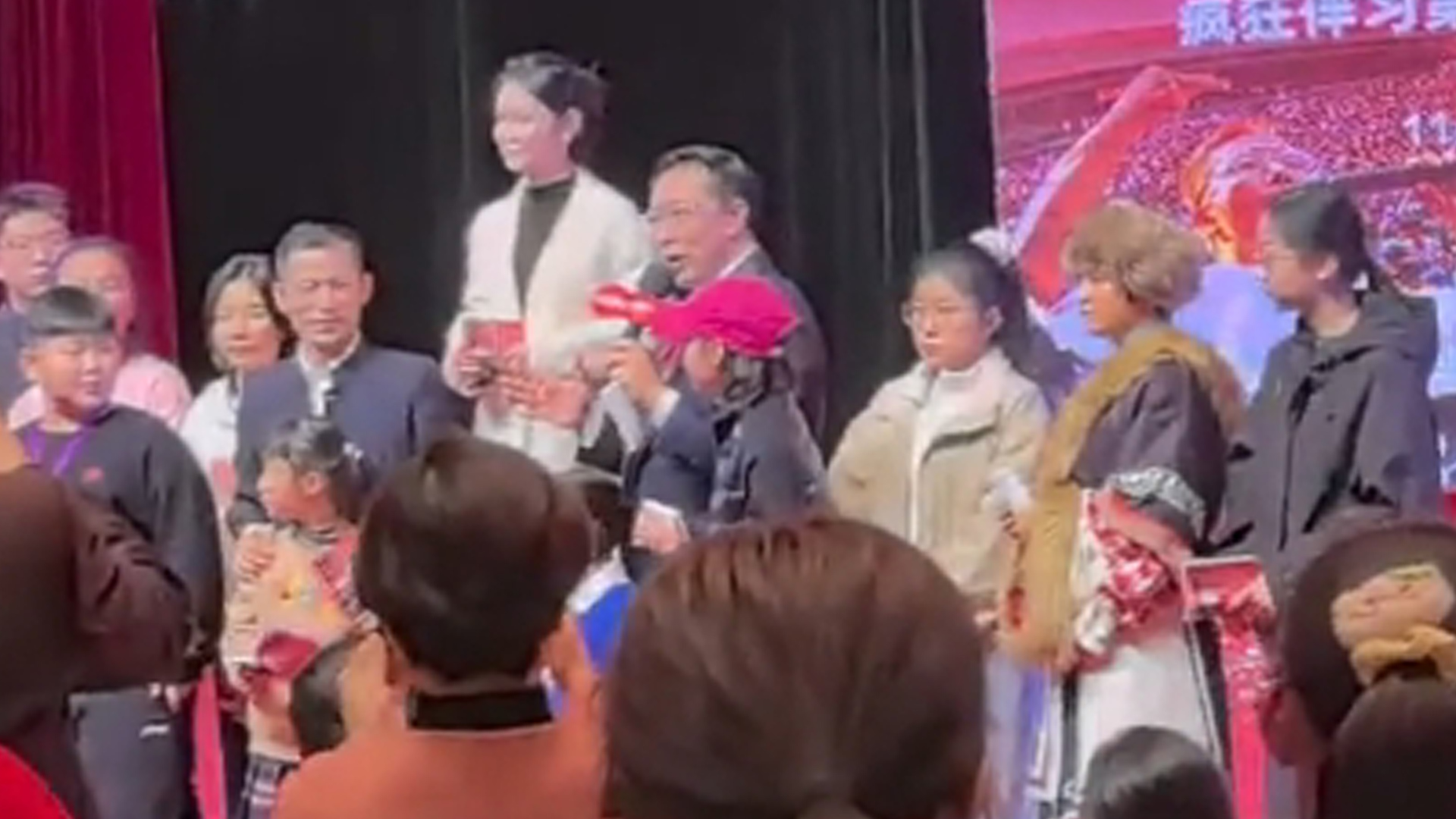 疯狂英语李阳批董宇辉英语差：“几乎每一句话都有严重的语法错误”“新东方不怎么样，俞敏洪发音更差”董宇辉致歉：抱歉英语丢得太久