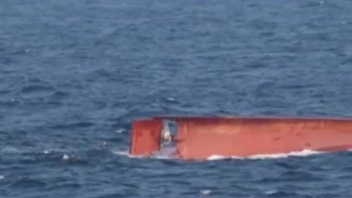 中国渔船在韩国附近公海倾覆，已救起8人，仍有3人失踪